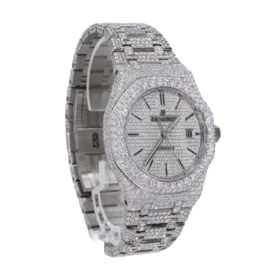 What are the different types of settings for moissanite in watches?